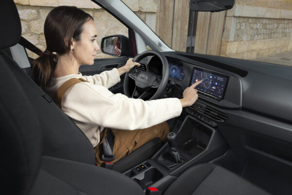 Der aufgewertete Innenraum des neuen Ford Transit Connect überzeugt u.a. mit dem 10-Zoll-Touchscreen und einer konfigurierbaren 10,25-Zoll Digital-Instrumententafel / Weiterer Text über ots und www.presseportal.de/nr/6955 / Die Verwendung dieses Bildes für redaktionelle Zwecke ist unter Beachtung aller mitgeteilten Nutzungsbedingungen zulässig und dann auch honorarfrei. Veröffentlichung ausschließlich mit Bildrechte-Hinweis.