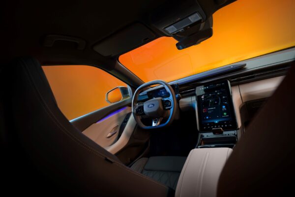 Im hochdigitalen Interieur des neuen Ford Capri dient das in der Mitte des Cockpits angeordnete Ford SYNC Move mit 14,6 Zoll Bildschirmdiagonale als zentrales Bedienelement. / Weiterer Text über ots und www.presseportal.de/nr/6955 / Die Verwendung dieses Bildes für redaktionelle Zwecke ist unter Beachtung aller mitgeteilten Nutzungsbedingungen zulässig und dann auch honorarfrei. Veröffentlichung ausschließlich mit Bildrechte-Hinweis.